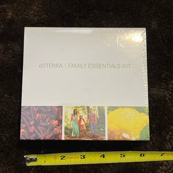 NWOT 💜Doterra Family Essential Kit💜 🆕 💜 10 Essential Oils. Kit DISCONTINUED. - Picture 1 of 7